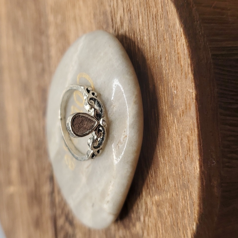 Size 5 sterling‎ silver ring R331